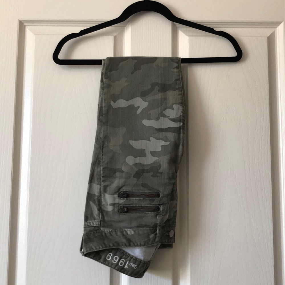 Camo print, skinny jeans